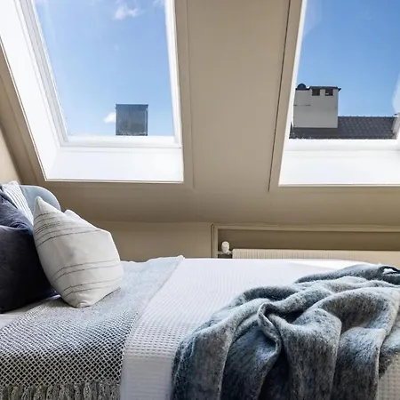 Top-floor Gem With Views